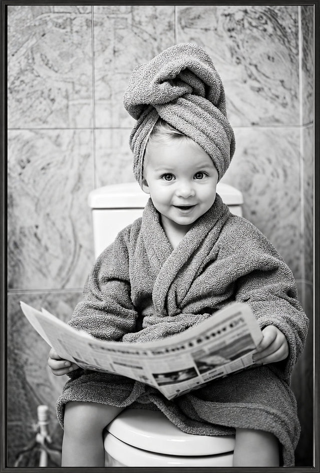 Quadro em preto e branco com um bebê de roupão e toalha na cabeça, sentado no vaso e segurando um jornal.