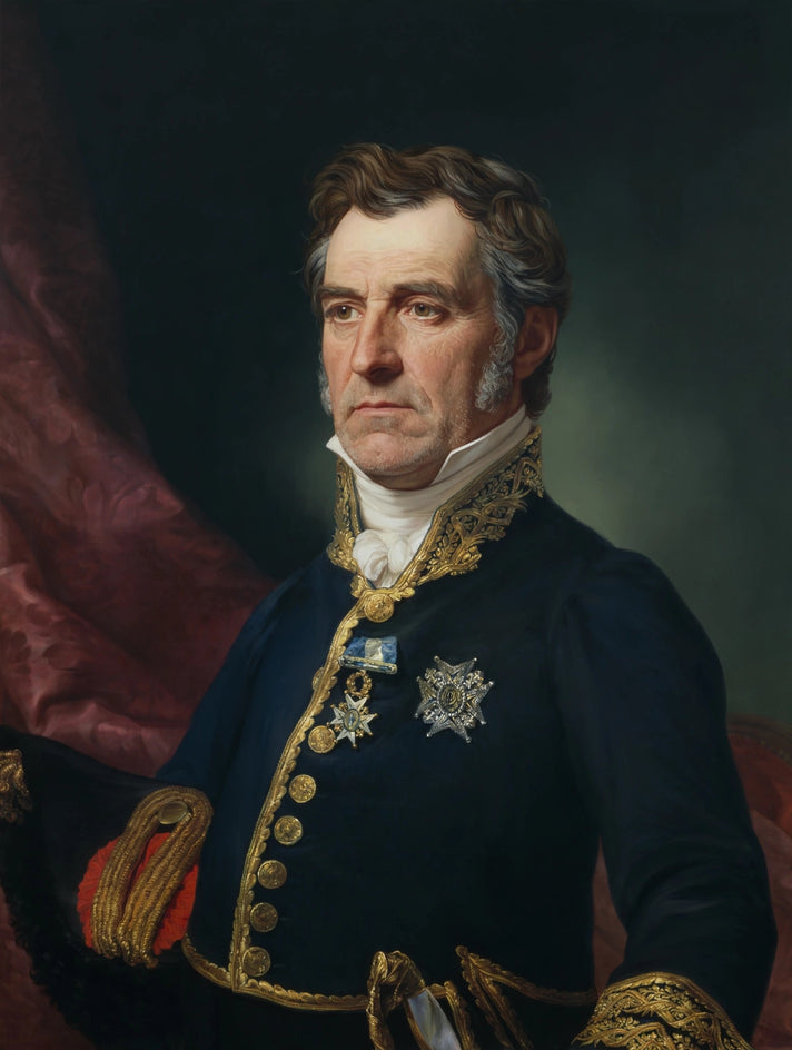 Homem em uniforme azul-marinho com gola bordada em dourado e medalhas decorativas.