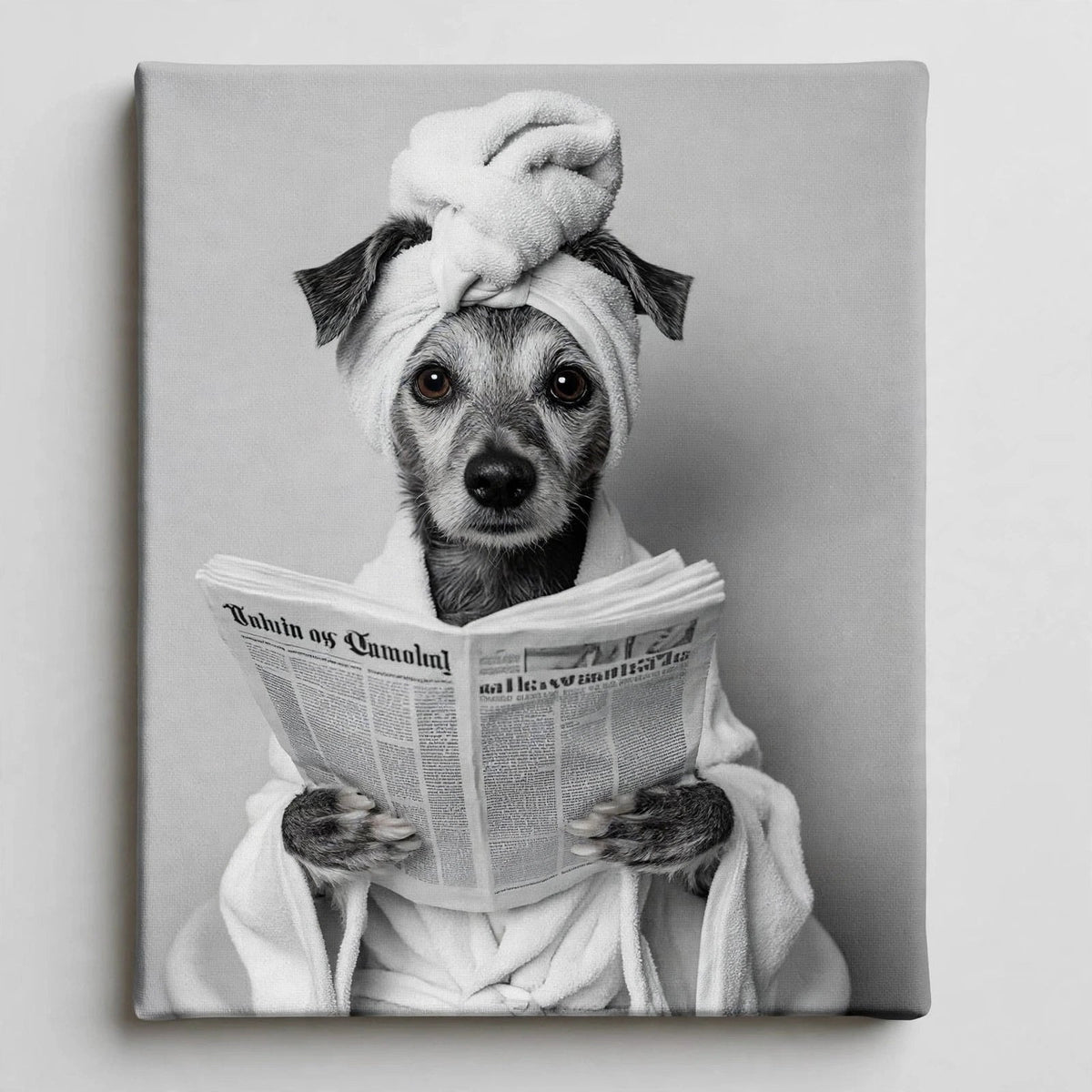 Quadro Personalizado de Pet — Cão Lendo Jornal (P&B)